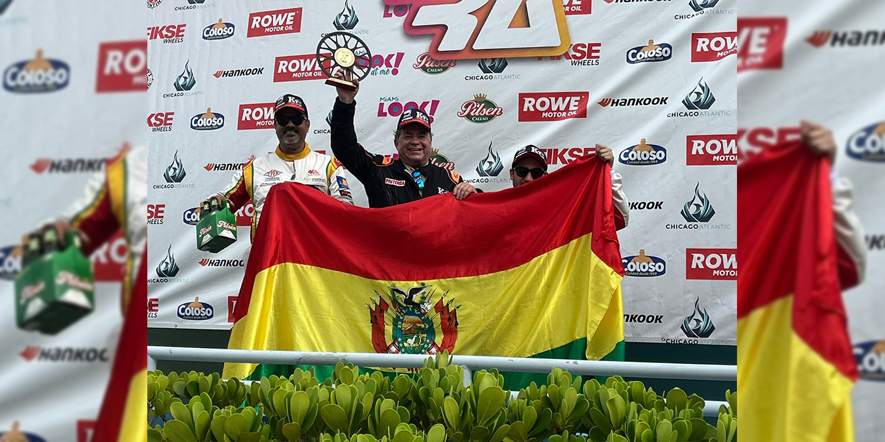 El trío de pilotos bolivianos celebra el tricampeonato logrado en Estados Unidos.