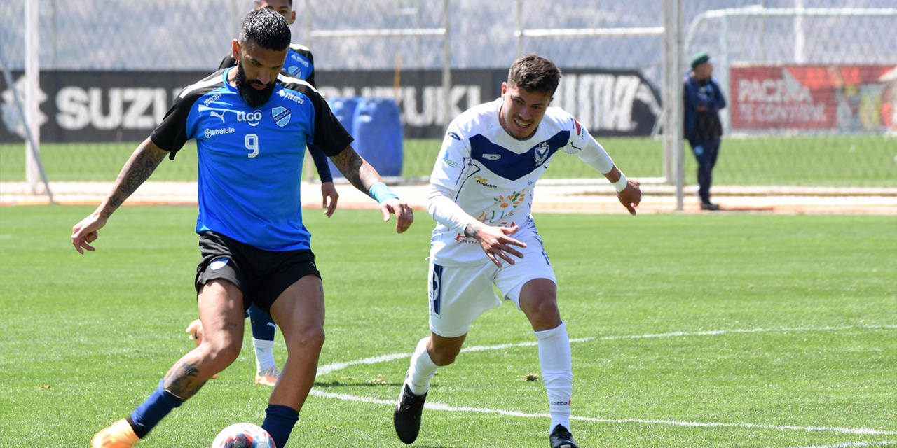 El delantero Ronnie Fernández (9), de Bolívar, domina el balón ante la marca del defensor del equipo orureño, ayer en el CAR de Ananta. Foto: Bolívar