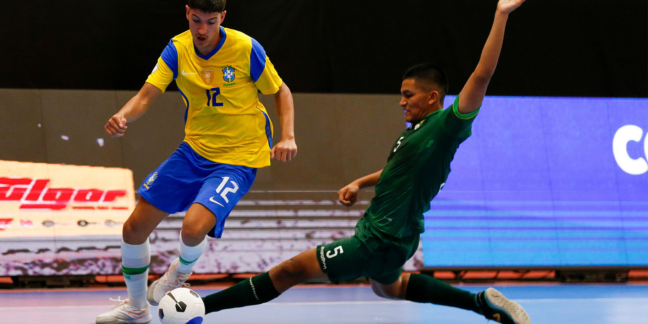 Una escena del compromiso entre Bolivia y Brasil en futsal