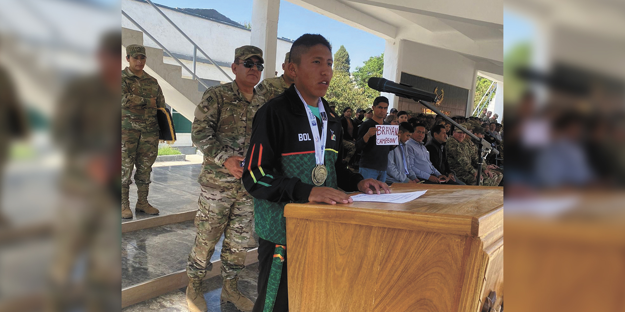 El atleta Brayan Choque agradece el apoyo que recibió de su comandante y camaradas. // FOTO: GENTILEZA CNEL. JULIO BUITRAGO