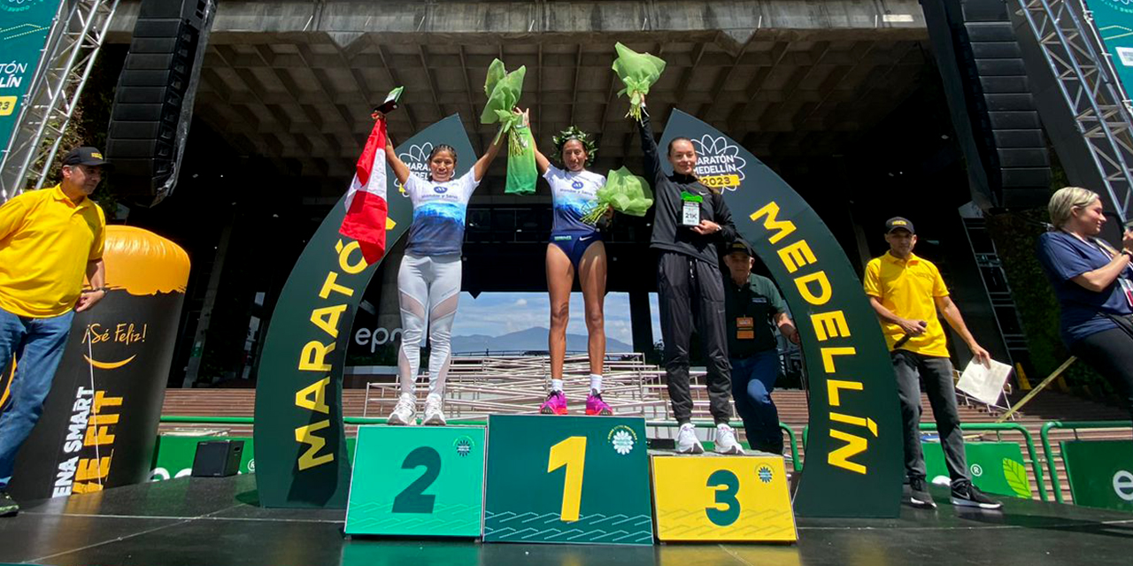 La atleta boliviana Camargo en lo más alto del podio de la media maratón de Medellín.