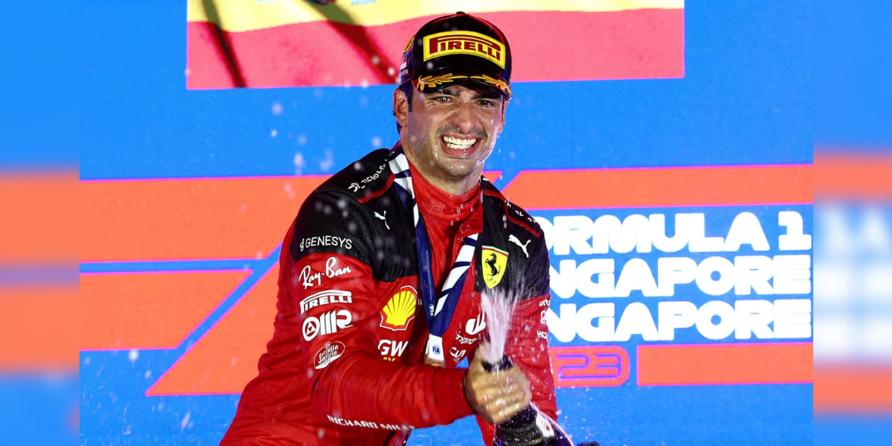 El español Carlos Sainz celebra su triunfo en el Gran Premio de Singapur. | Foto: Autosport.