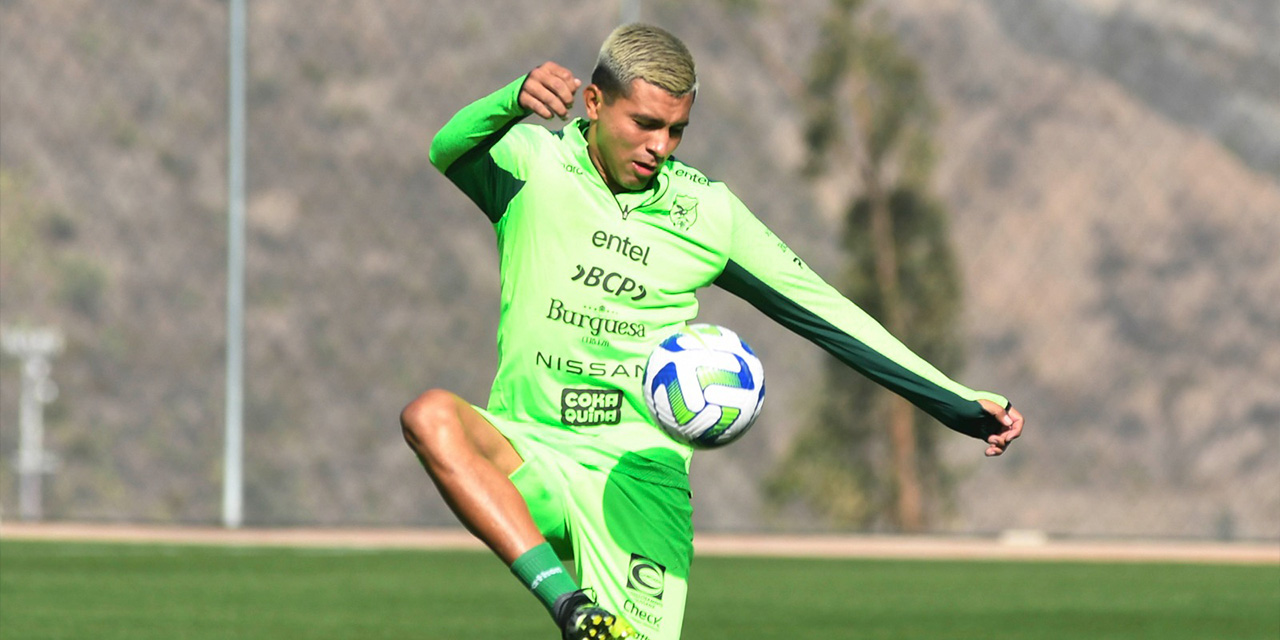 Héctor Cuéllar domina el balón en la práctica de la Selección nacional. Fotos: APG