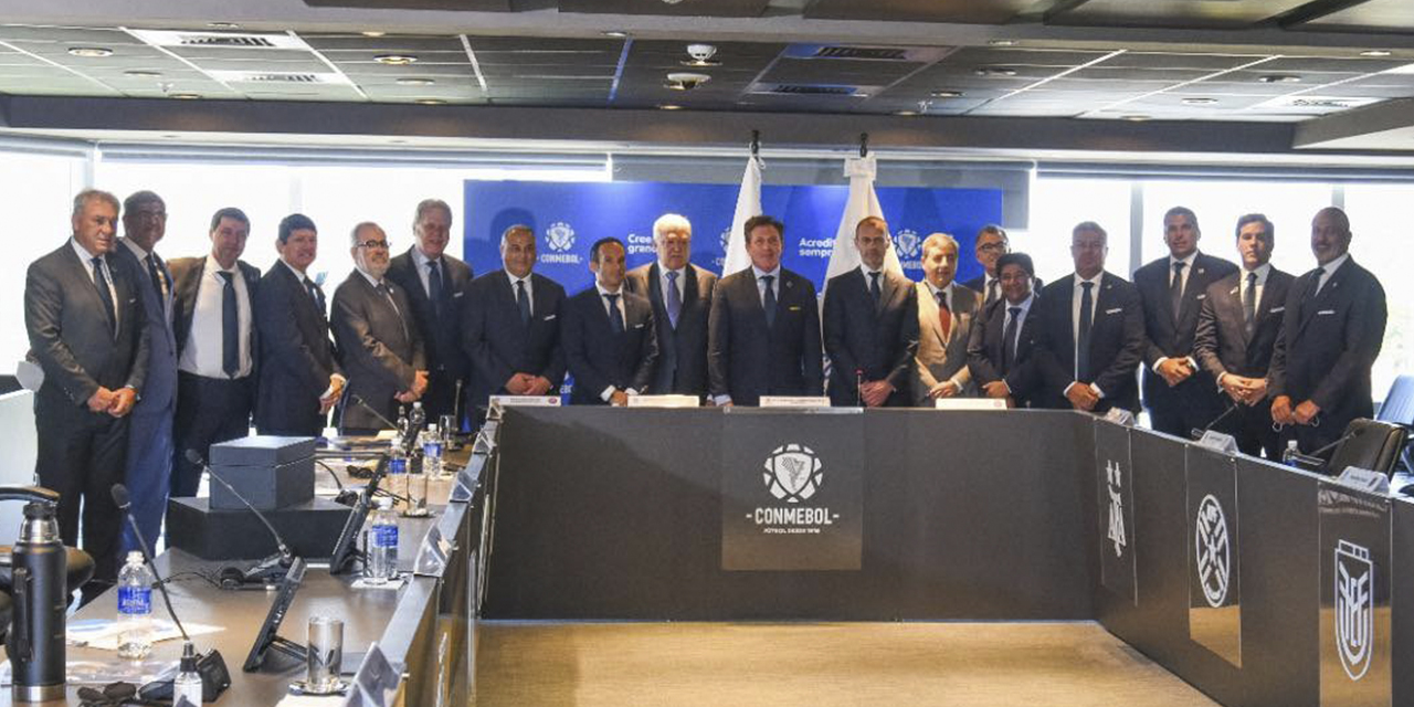 Fernando Costa en una reunión anterior de la Conmebol.