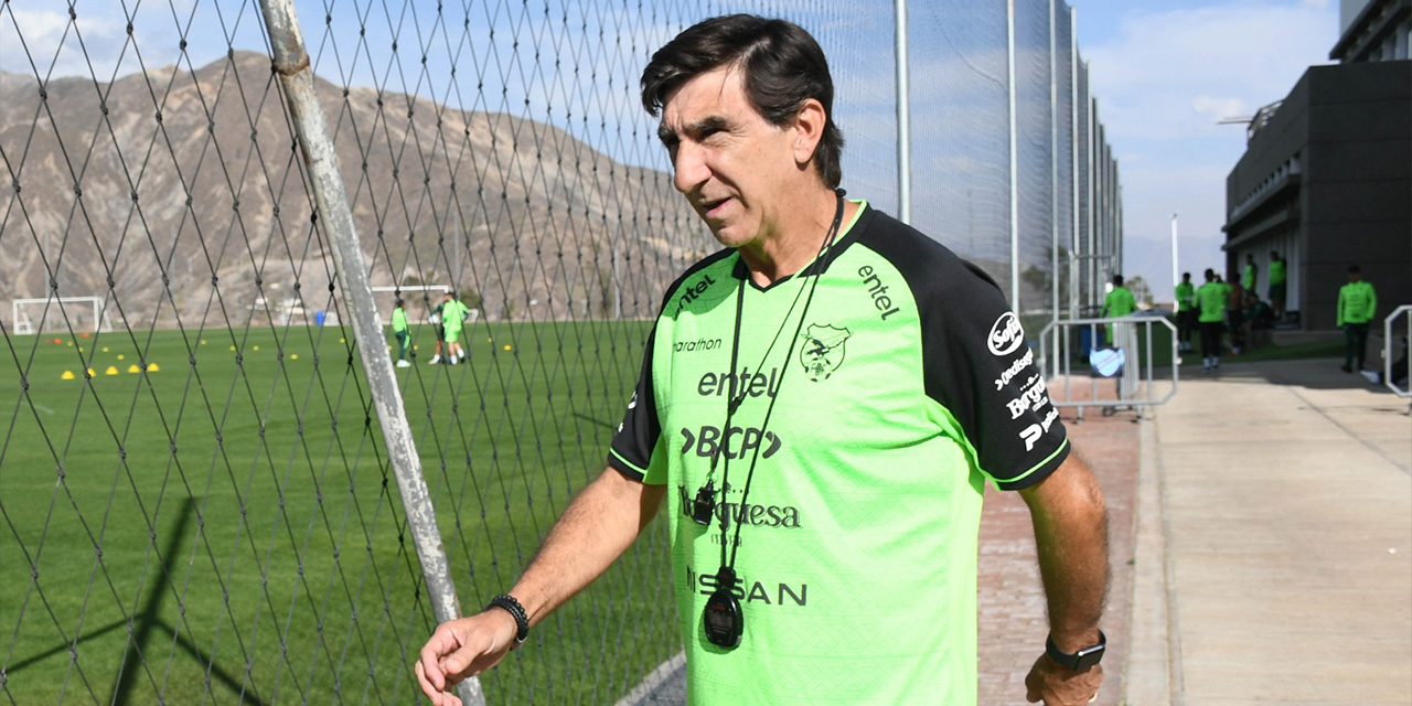 Gustavo Costas antes de iniciar la práctica de la Selección, en Ananta. Fotos:  APG