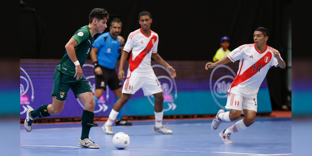 Una incidencia del encuentro entre Bolivia y Perú del Sudamericano de futsal.