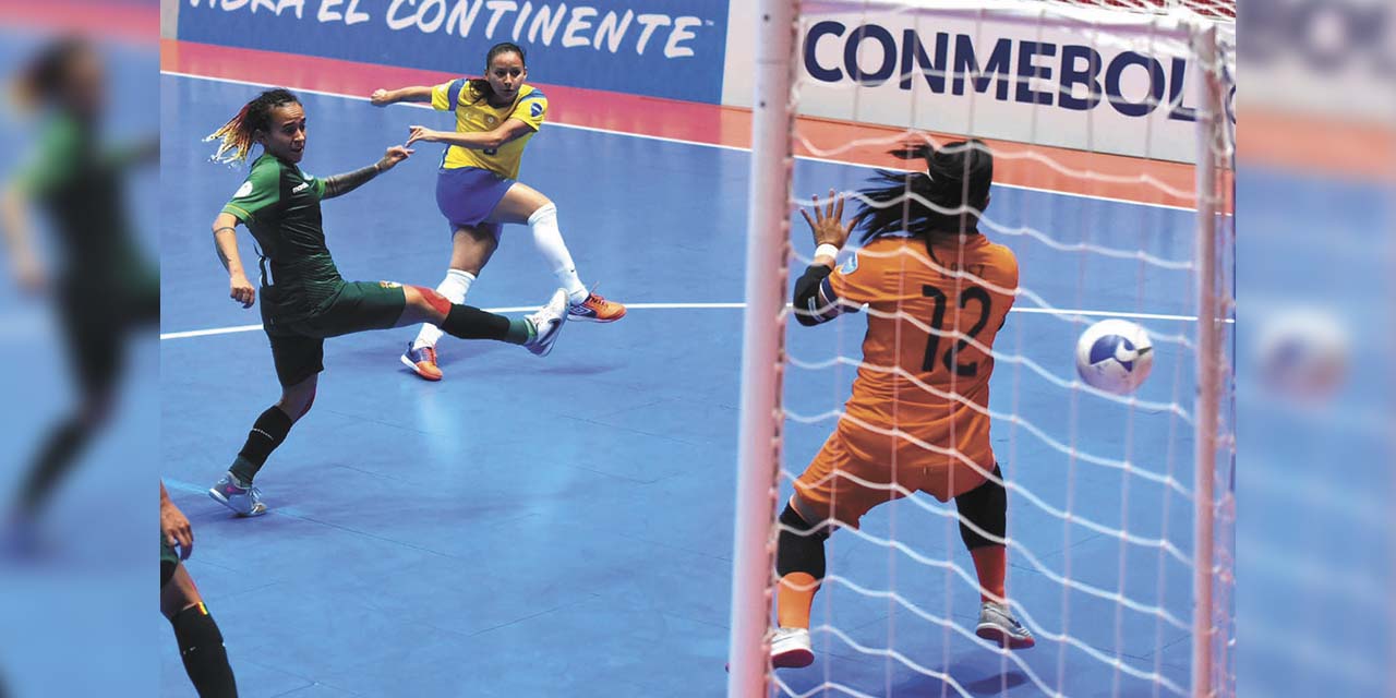 Uno de los goles de la selección brasileña en el duelo contra Bolivia. | Foto: Conmebol