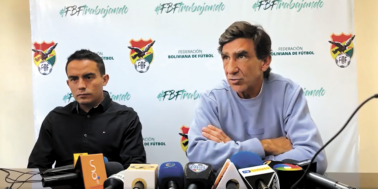 El técnico de la Selección, Gustavo Costas, en conferencia de prensa. | Foto: FBF