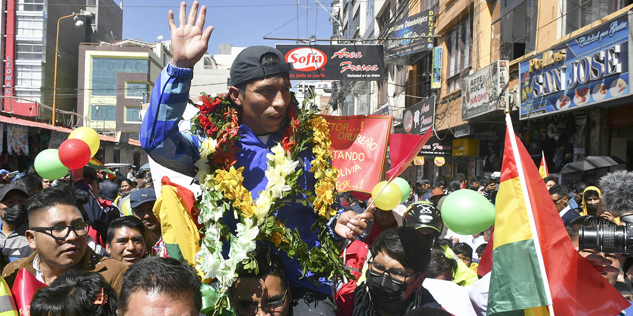 Héctor Garibay recibe el cariño de su gente.