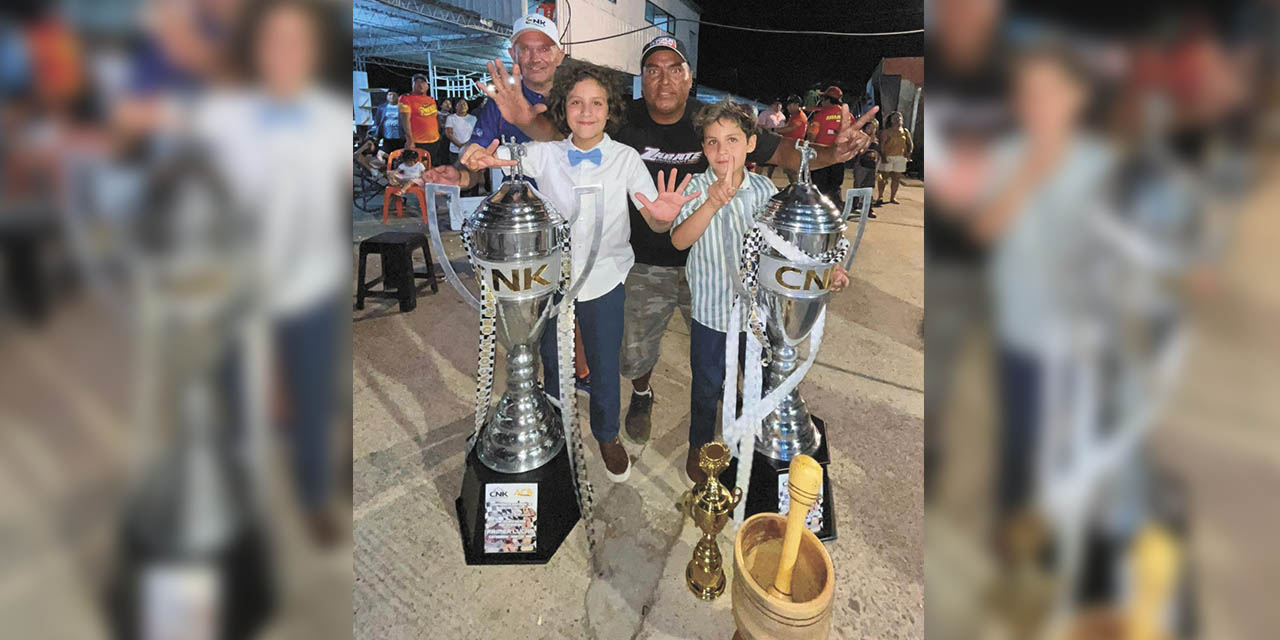 Los hermanos Careaga, Lucas y Valentino, posan con sus trofeos. | Jordy Ugarte