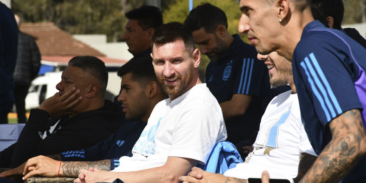 Lionel Messi junto a Ángel Di María y otros compañeros observan el encuentro amistoso de la Sub-23 de Argentina con Bolivia