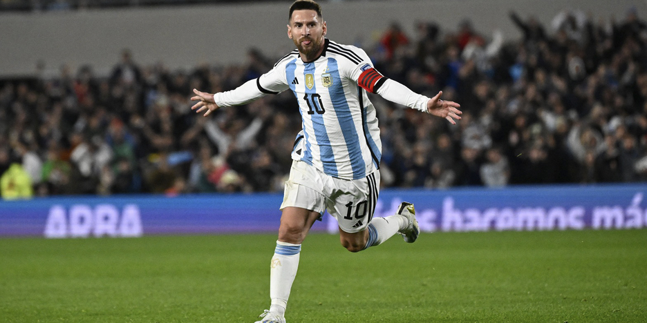 El capitán del seleccionado argentino, Lionel Messi, festeja su gol, que para el actual campeón del mundo significó el triunfo.