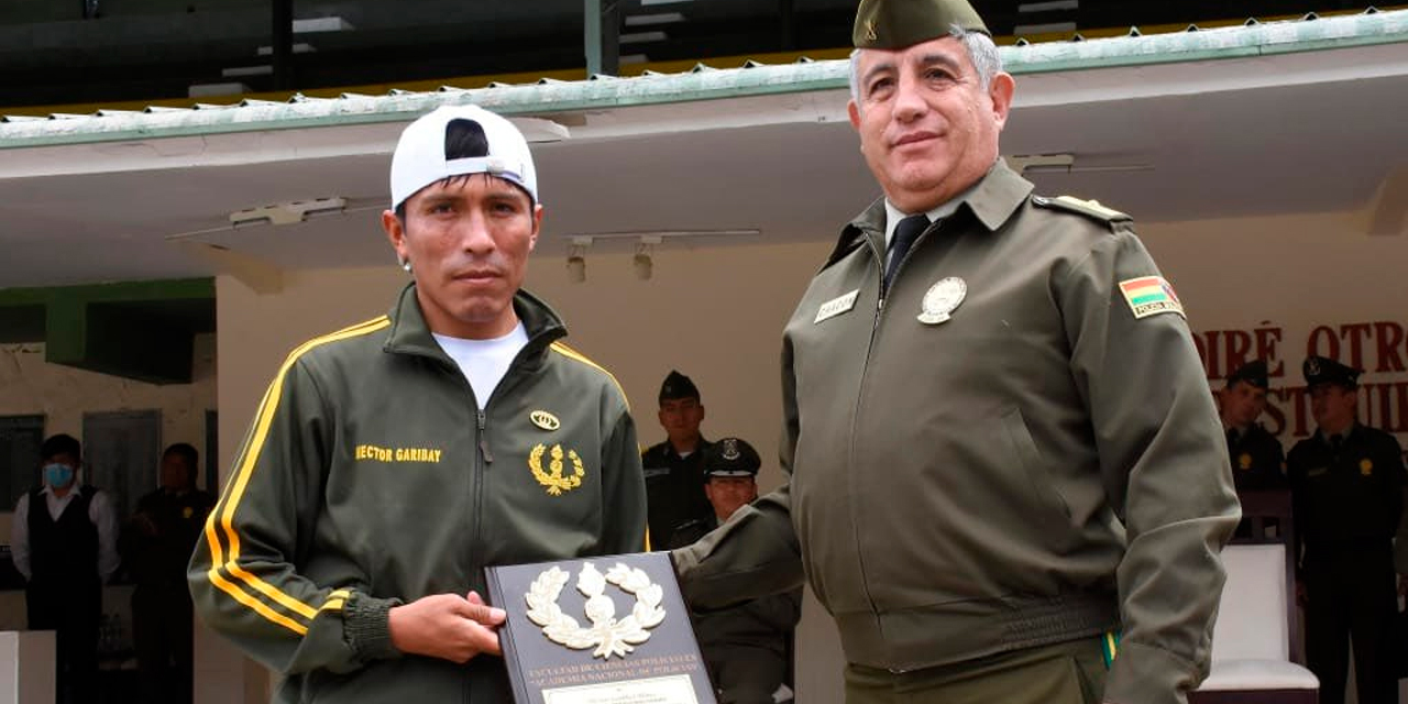 Policía Boliviana entrega el Emblema de Oro al atleta Héctor Garibay | Foto: APG