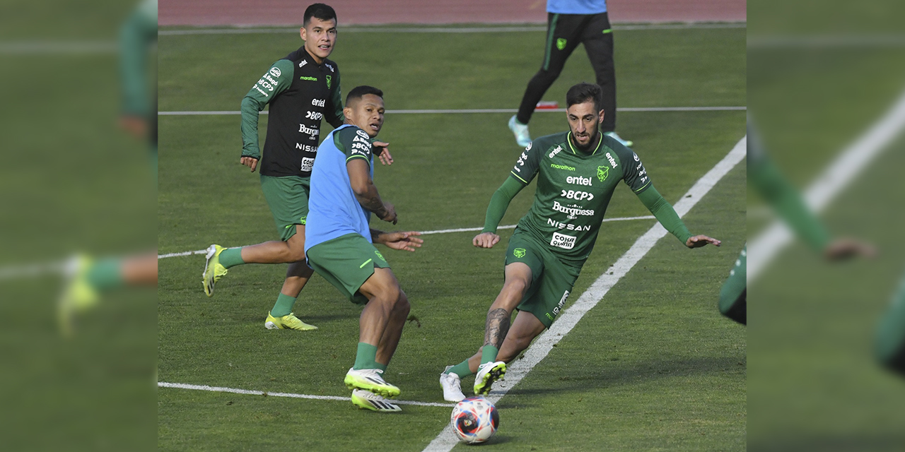 Una escena de la práctica de la selección, ayer en el estadio Siles.