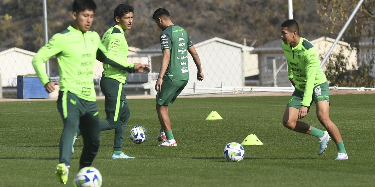 La Selección comenzó a trabajar en la posesión y dominio del balón, ayer en el CAR de Ananta. (Foto: APG)