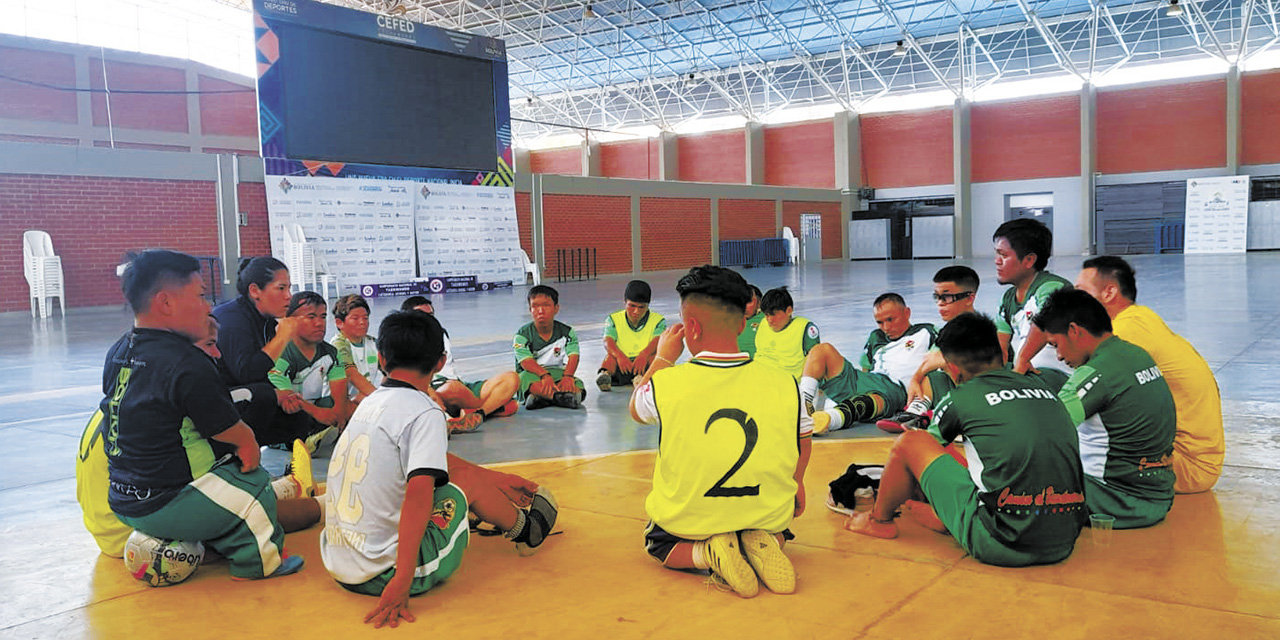 Jugadores de la Selección de talla baja en la charla técnica antes de iniciar el entrenamiento. | Foto: MSyD