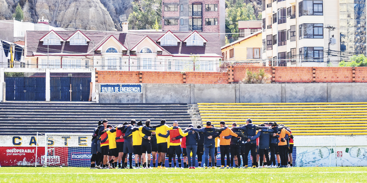 Jugadores del Tigre en una reunión durante  el entrenamiento en Achumani. 