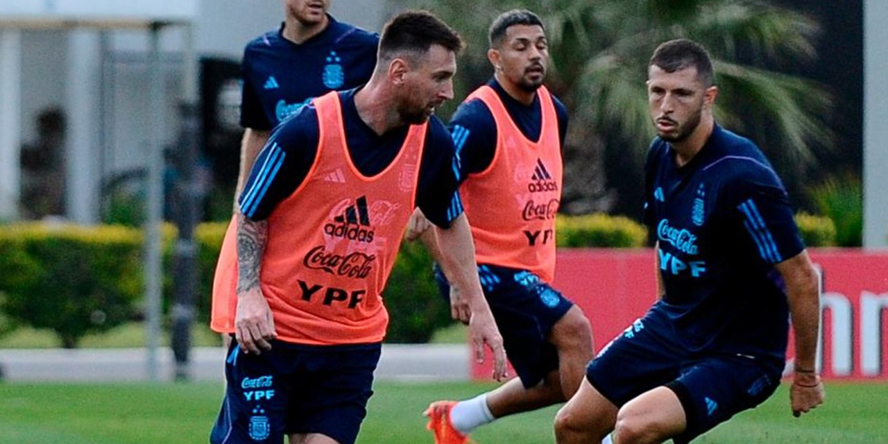 Messi domina el balón en la práctica de Argentina, ayer en Ezeiza. | Foto: Télam