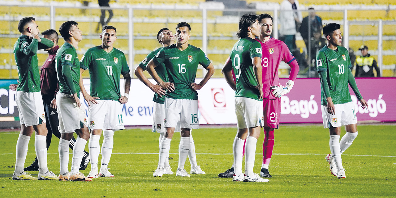 Jugadores de la Selección nacional después de la derrota ante Ecuador, en el estadio Hernando Siles. | Foto: APG