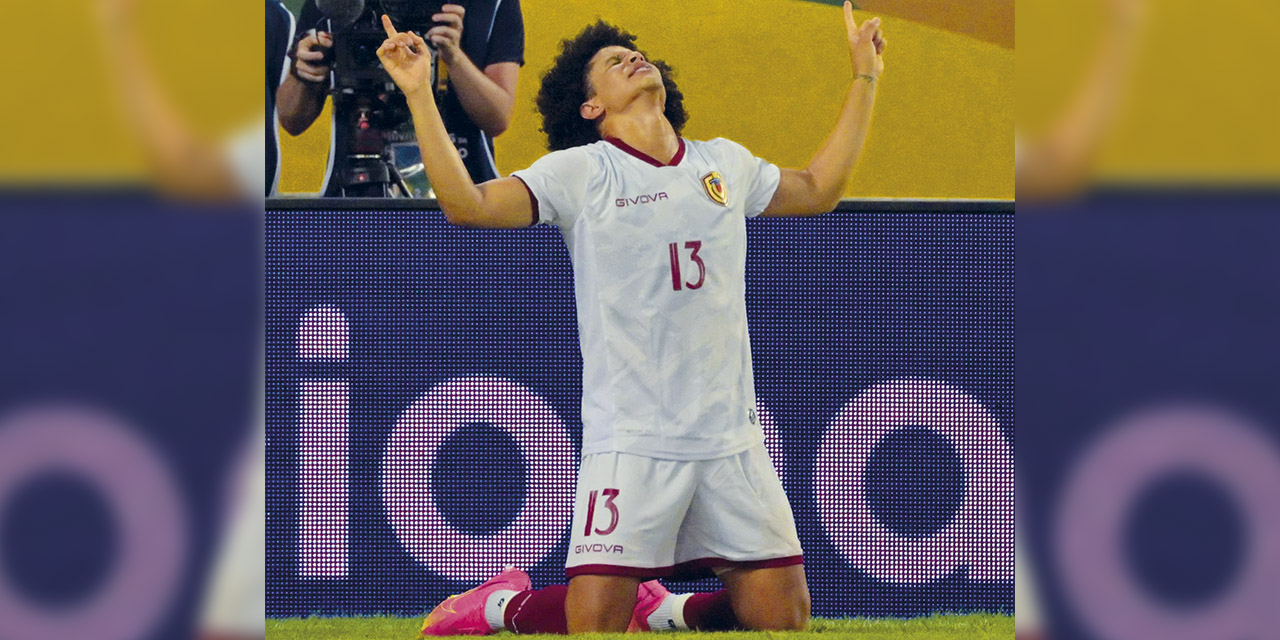 Eduard Bello celebra su gol de chilena, que le dio el empate a Venezuela ante Brasil. | Foto: @SeleVinotinto