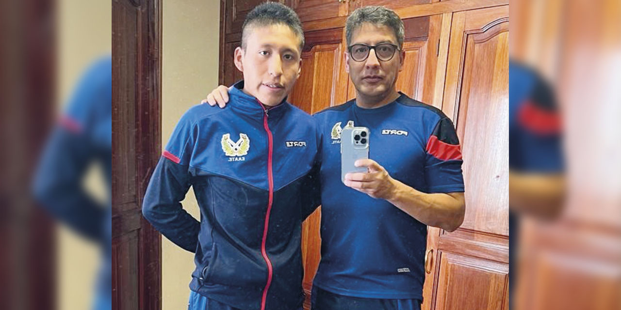 El comandante de la EAAT, Cnl. Julio Buitrago (der.), con el atleta Brayan Choque. | Foto: APG