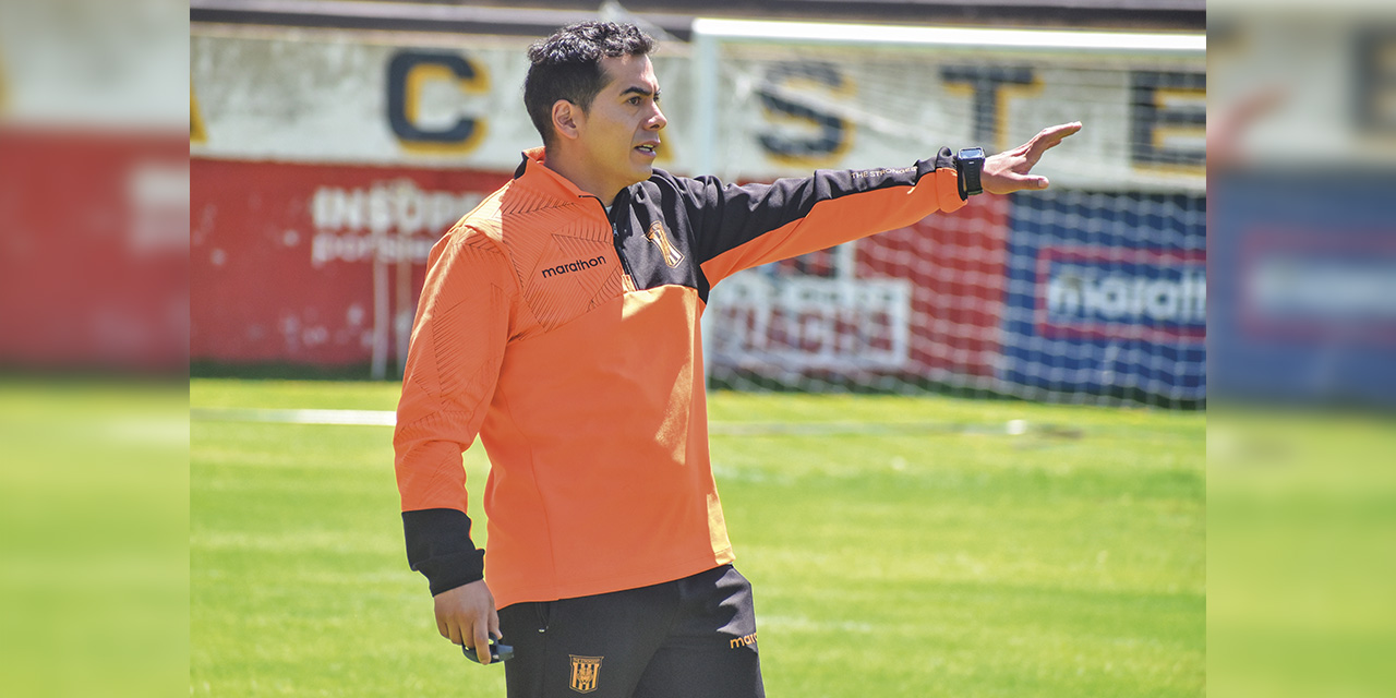 El técnico Pablo Cabanillas dirige la práctica del cuadro atigrado en Achumani. | Foto: The Strongest