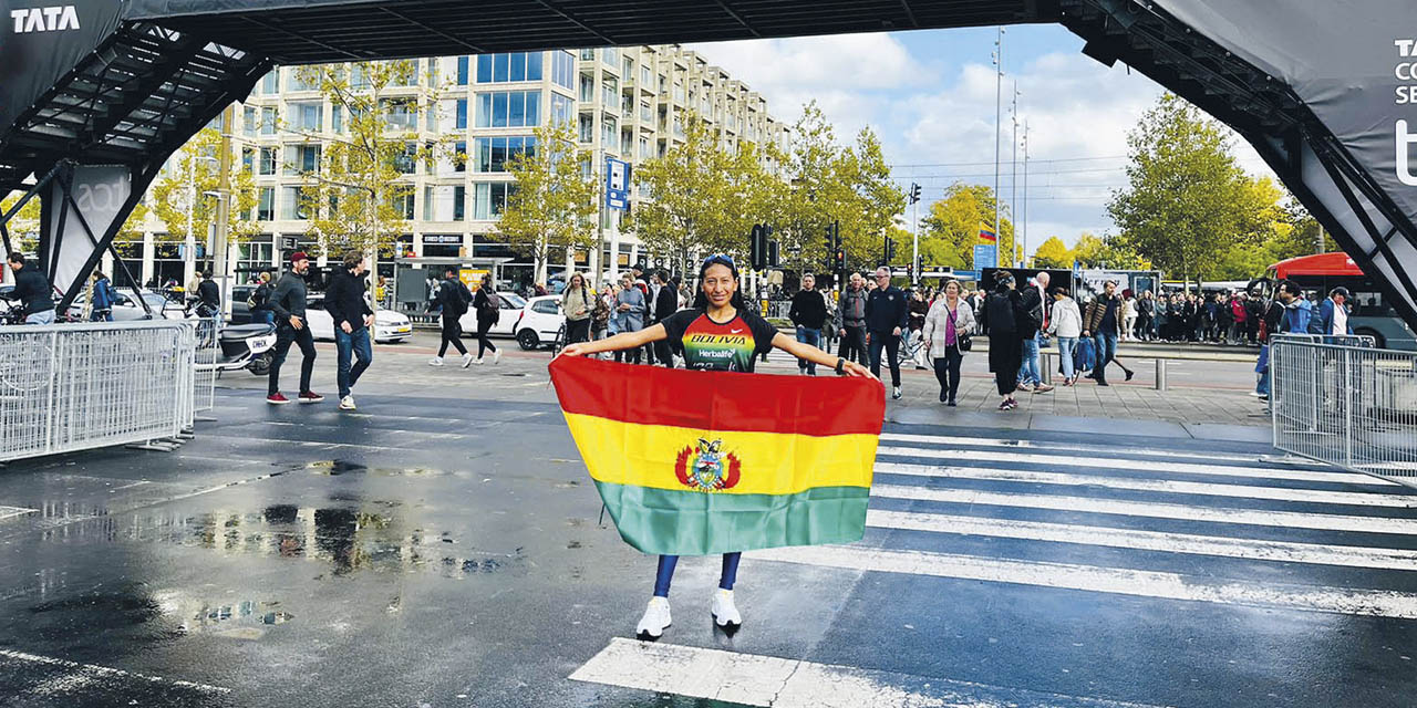 La atleta Jhoselyn Camargo con la bandera boliviana en Ámsterdam. | Foto: FAB