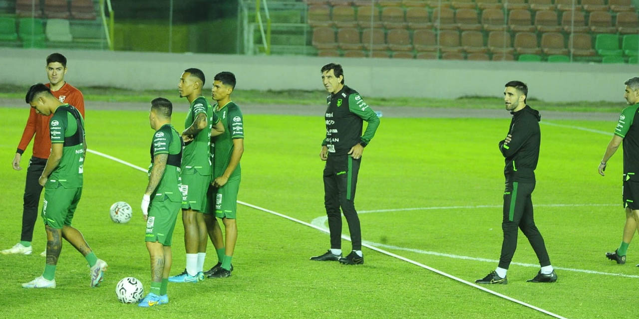 El técnico Gustavo Costas (atrás) supervisa el trabajo de la Selección. | Foto: APG