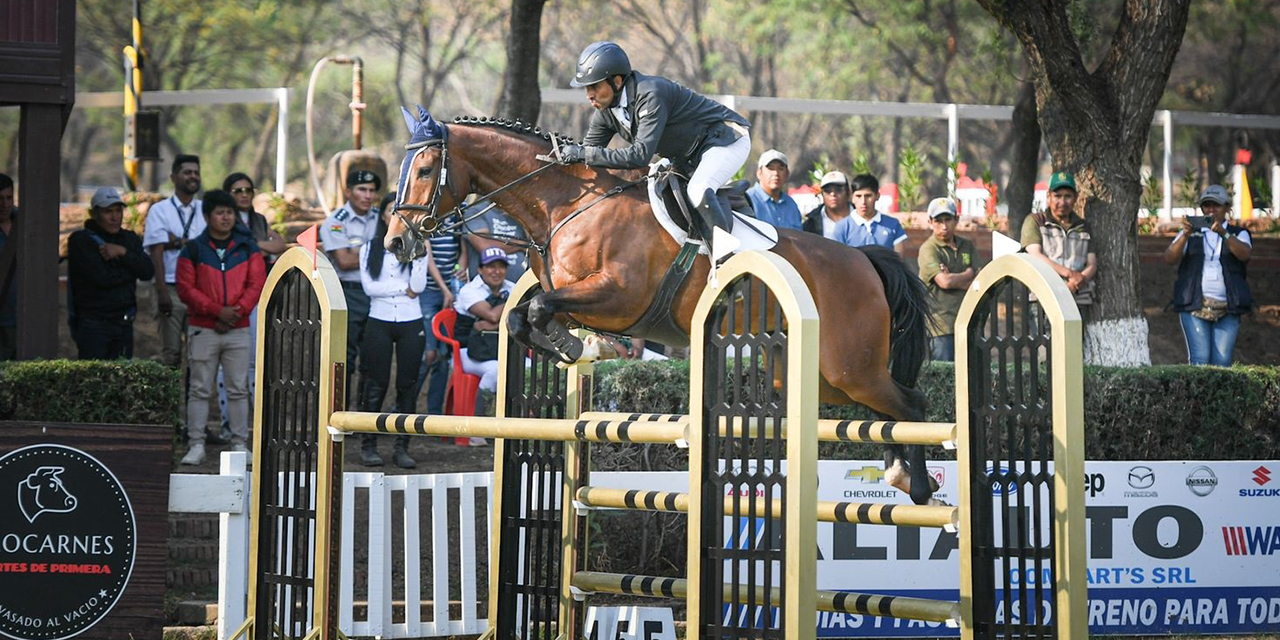 El jinete cruceño Mauricio Zalles, en pleno salto de un obstáculo con Cyrana.