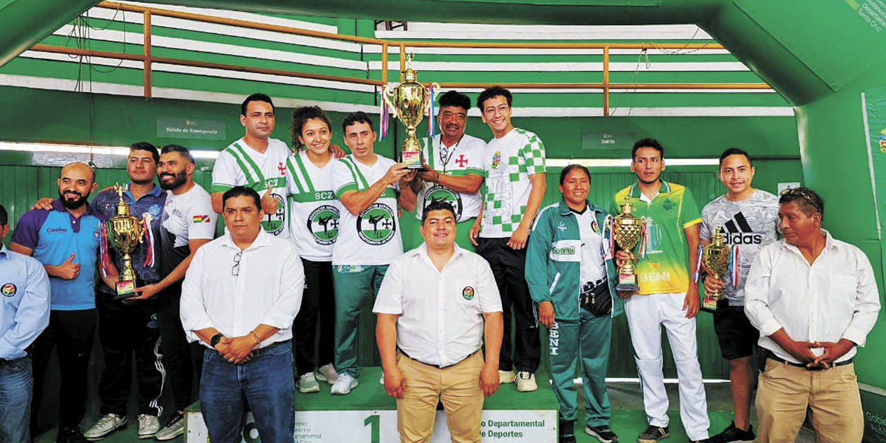 Integrantes del equipo cruceño de karate en los más alto del podio. | Foto: Feboka