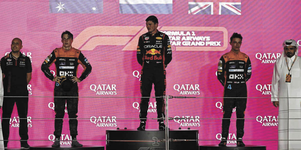 El piloto neerlandés Max Verstappen (c), en lo más alto del podio del Gran Premio de Qatar. | Foto: N+