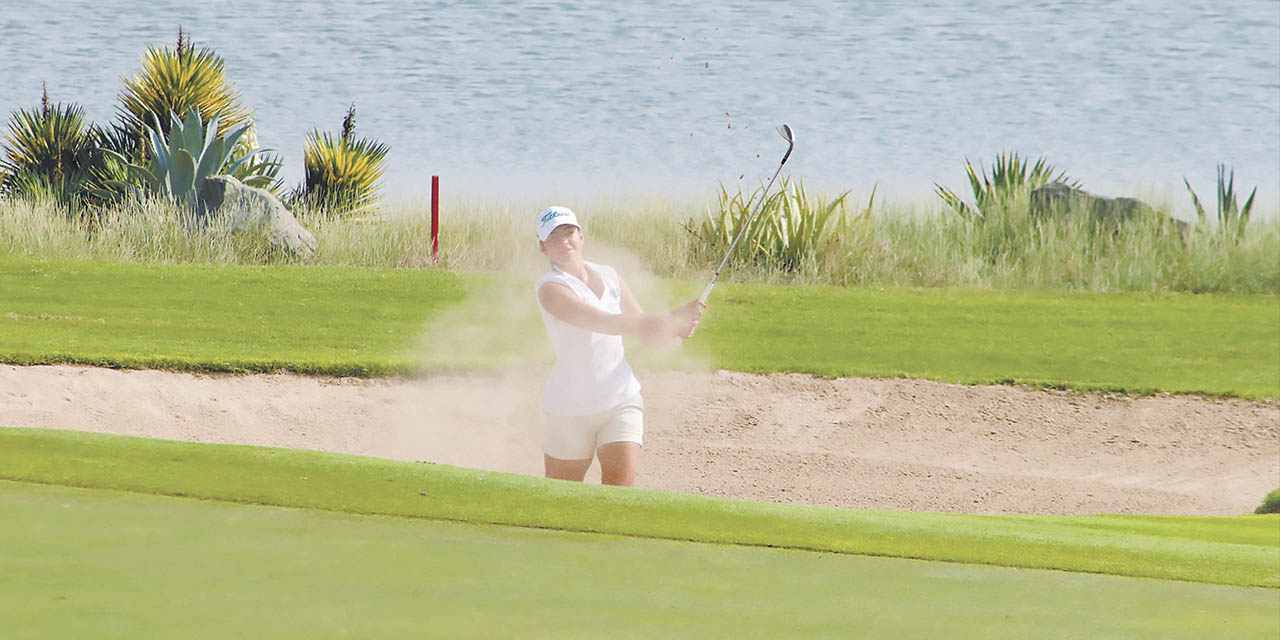 La golfista nacional Constanza Quiroga en plena competencia en el torneo mundial. | Foto: FBG