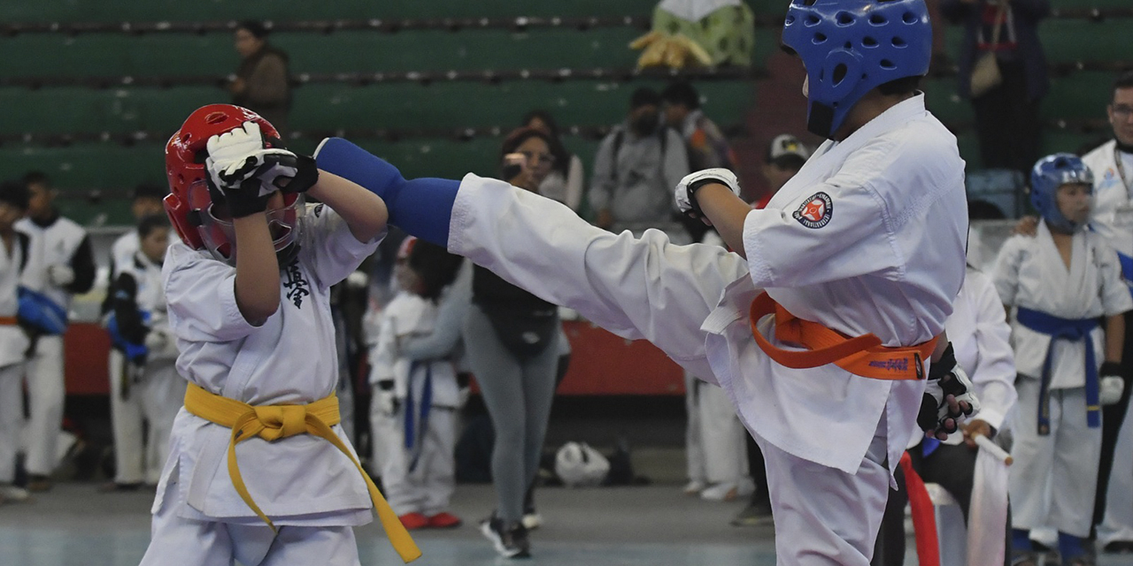 Karatecas infantiles en pleno combate durante el campeonato Nacional.