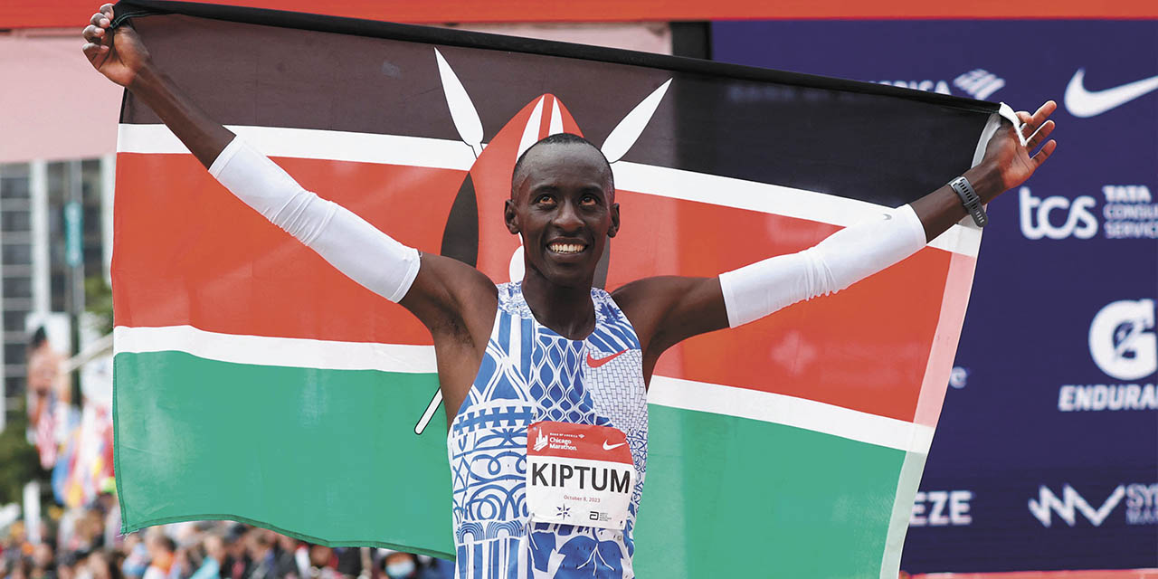 El atleta keniano Kiptum festeja su triunfo con la bandera de su país. | Foto: TUND