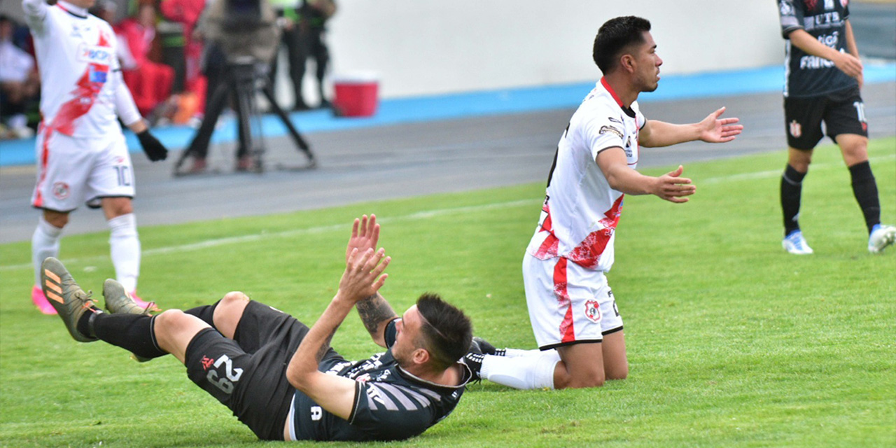 El futbolista Sebastián Ibars (29) festeja desde el piso su gol, el cuarto de Independiente, que le ganó en casa a Nacional Potosí. Foto: APG