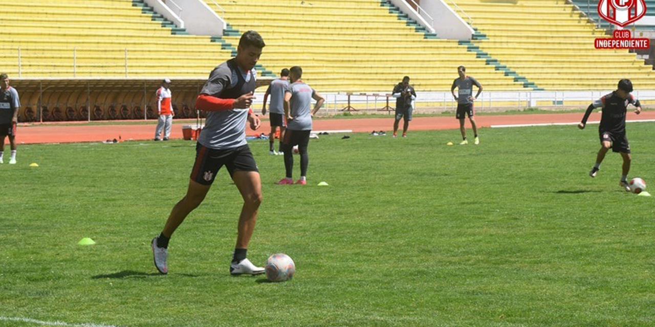 El defensor David Díaz domina el balón en el cierre de prácticas del club Independiente, en el estadio Patria de Sucre. Foto: Independiente