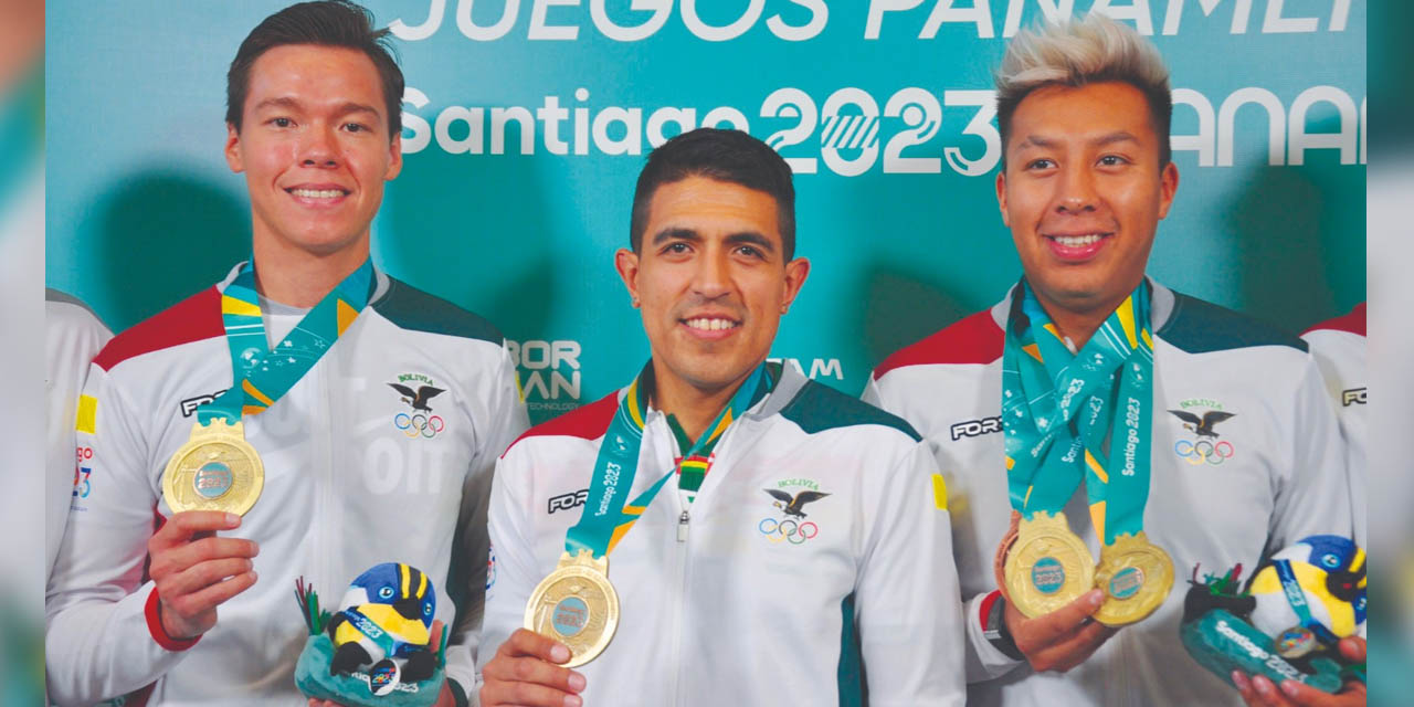 Carlos Keller, Kadim Carrasco y Conrrado Moscoso muestran orgullosos la medalla de oro. | Foto: COB