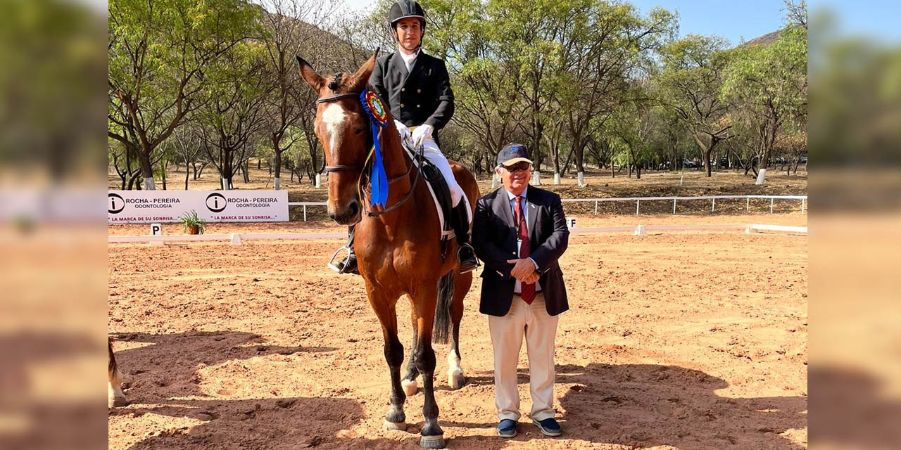 El jinete Oliver Parra monta al noble Rolls Royce en el momento de la premiación. | Foto: FBDE