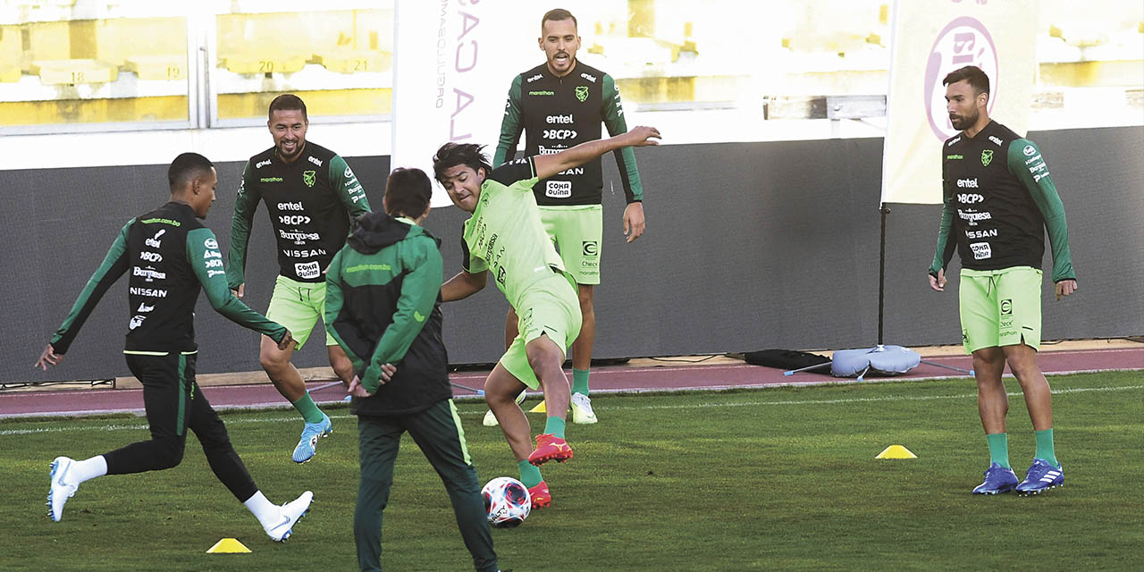 El técnico Gustavo Costas (de espaldas) hace el seguimiento de la práctica de la Verde. | Foto: APG