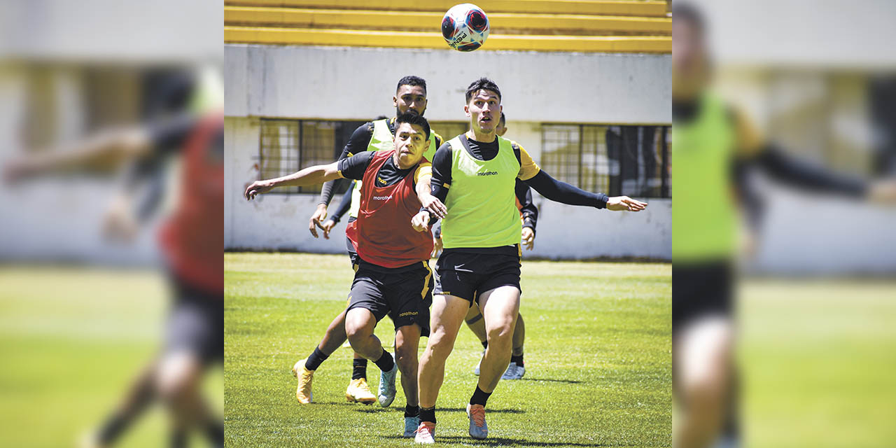 Diego Wayar (de rojo) disputa la posesión de un balón aéreo con su compañero Eugenio Isnaldo, en la práctica del Tigre, en Achumani. | Foto: The Strongest