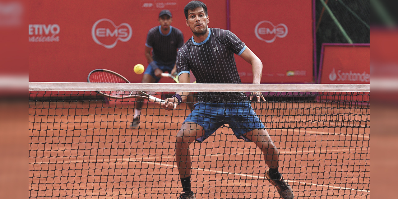 Federico Zeballos (adelante) responde una pelota en el duelo de ayer. Atrás observa la jugada su compañero Boris Arias. | Foto: Instituto Sports