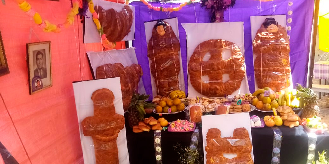 Una de las tradicionales mesas que se preparan para la Fiesta de Todos Santos. Foto: ABI