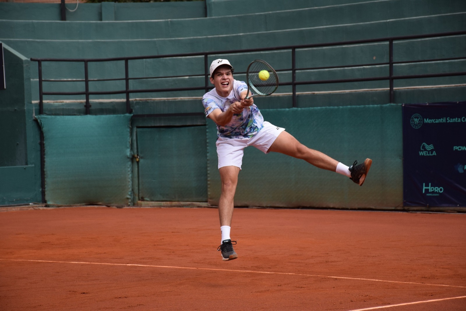 El tenista Prado responde un balón en la final del torneo Cóndor de Plata