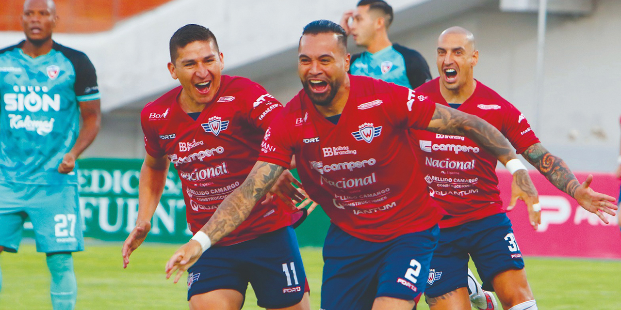 Julián Velásquez (2) festeja su gol que abrió el camino al triunfo de Wilstermann. Fotos: APG