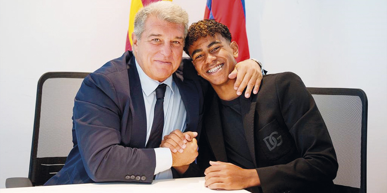 Joan Laporta y Lamile Yamal felices después de sellar el contrato. // FOTO:  @FCBarcelona_es