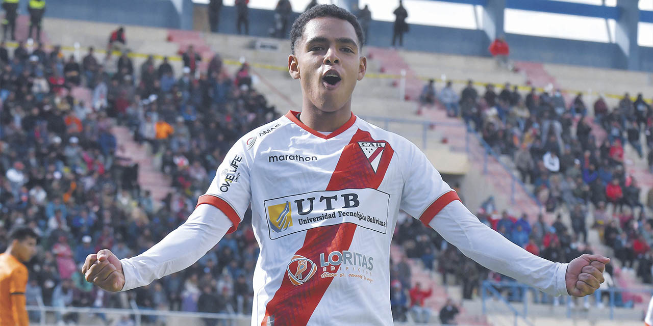 El joven goledor de Always, Moisés Paniagua (16 años), grita su gol, el segundo de su equipo.  | Foto: APG