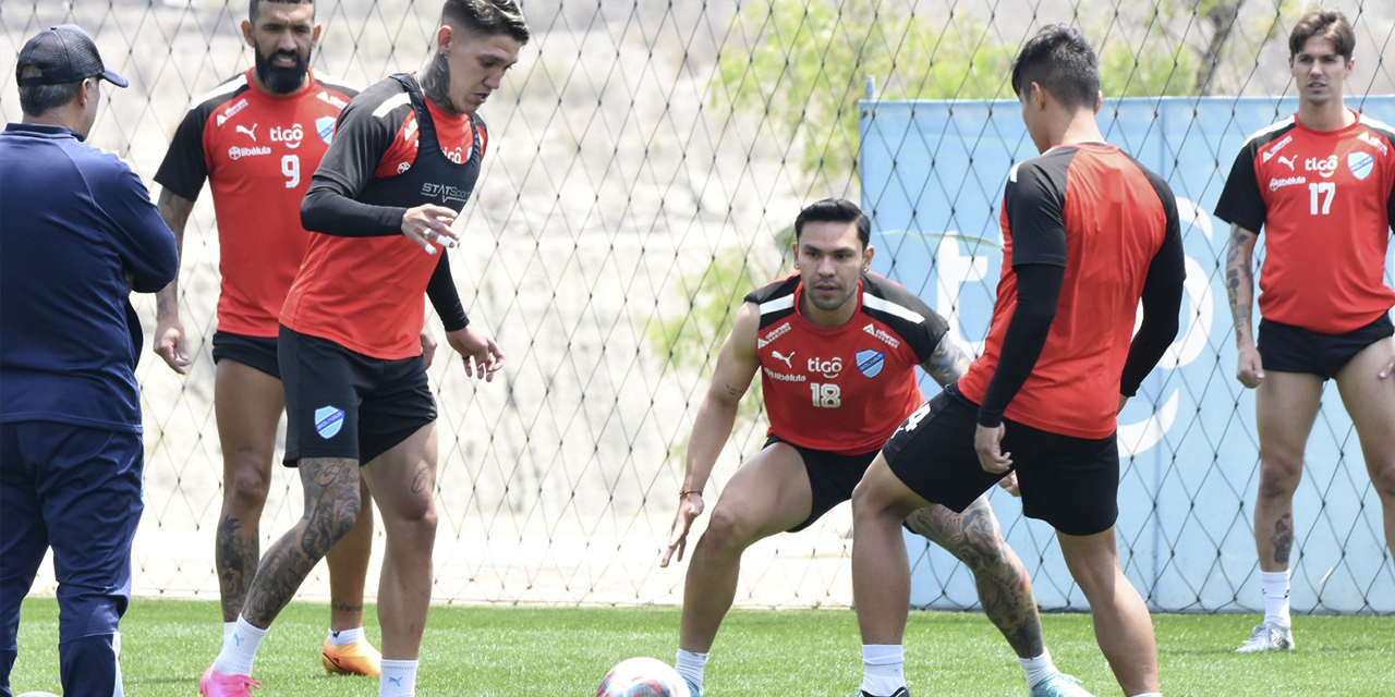 Jugadores de Bolívar en el cierre de pr´cticas en el CAR de Ananta.