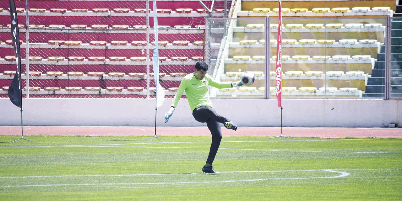 Carlos Lampe en el entrenamiento de la Selección nacional. | Foto: Gustavo Ticona