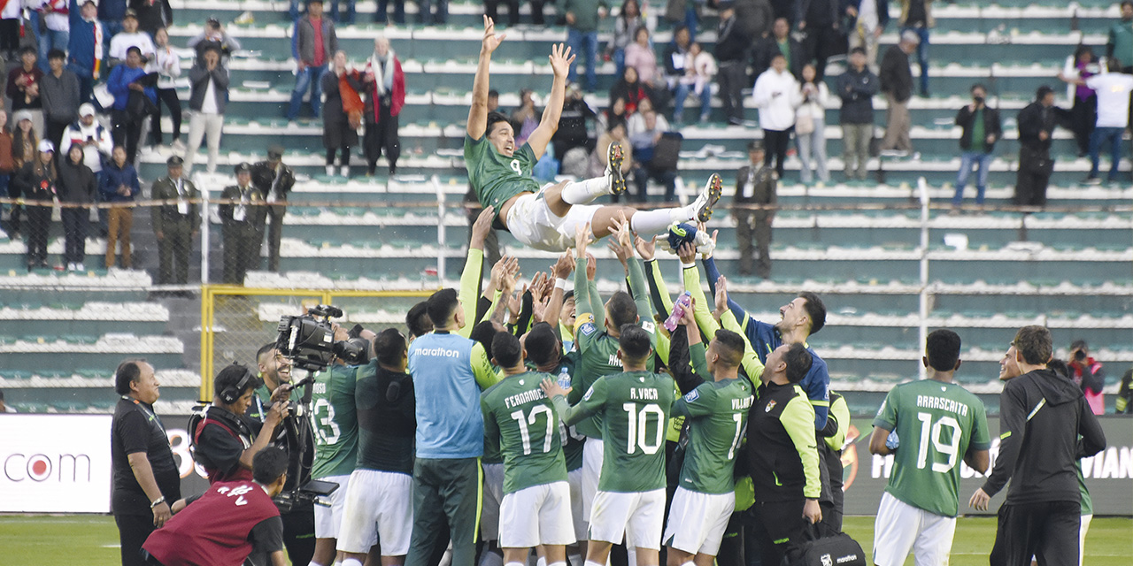 Adiós al capitán. Los jugadores de la Selección boliviana le hicieron una manteada de despedida al líder de la Verde, Marcelo Martins. | Foto: Gustavo Ticona