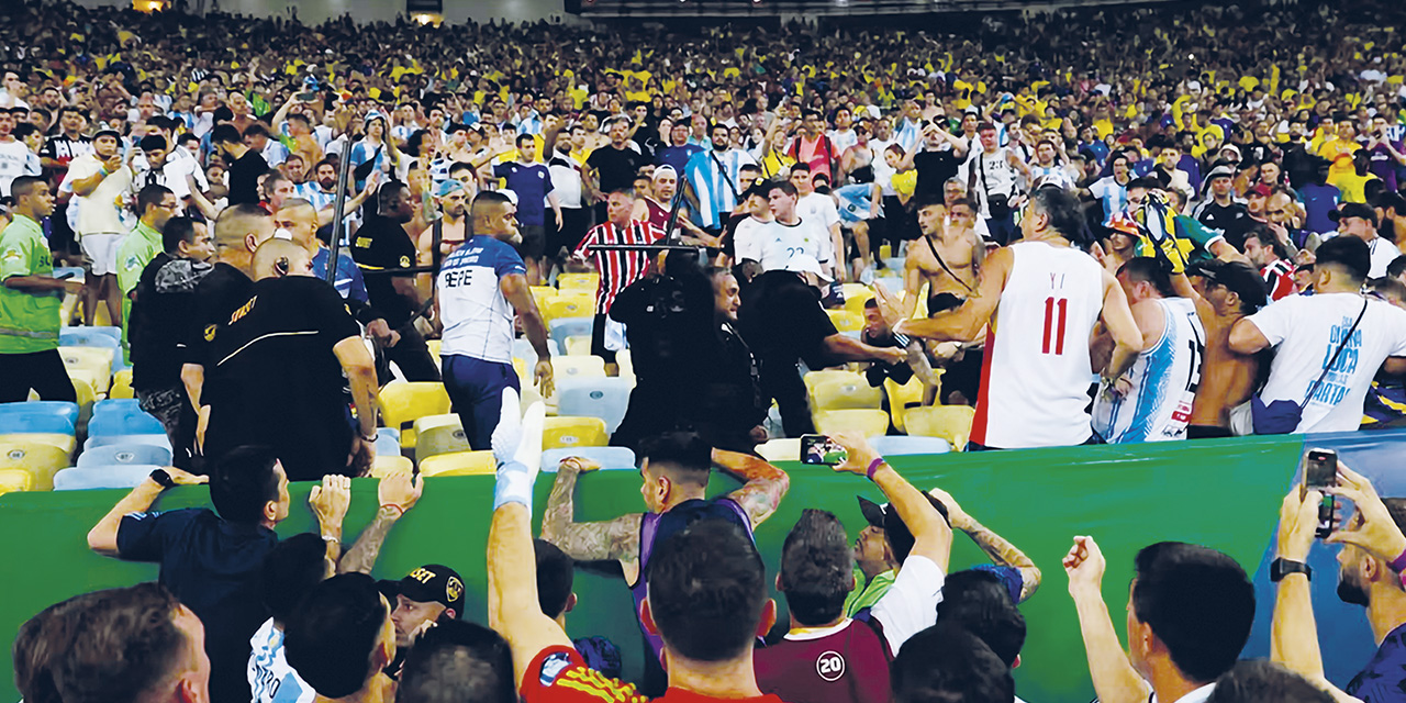 Uno de los momentos de la agresión de los policías brasileños a los hinchas argentinos. | Foto: Infobae